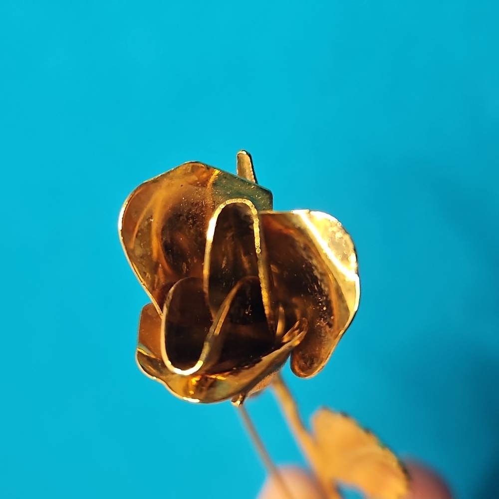 Elegant Gold Rose Brooch - Picture 3 of 5